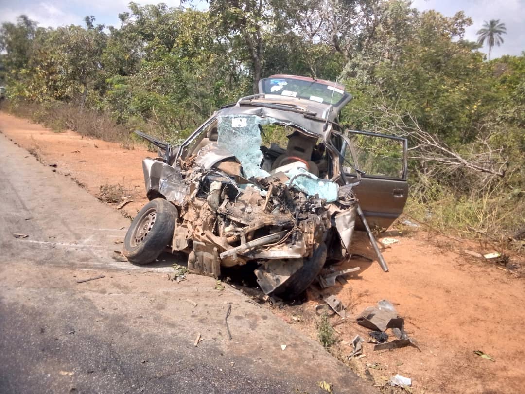 Picture of vehicles at the scene of road Crash at Oke-Onigbin on Omu-Aran/Ilorin road in Irepodun local government area of Kwara state on Friday.